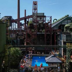 Vista aérea de la piscina 'Werksschwimmbad' en el Zollverein de Essen, Alemania occidental. Declarado Patrimonio de la Humanidad por la UNESCO. Foto de Ina FASSBENDER / AFP | Foto:AFP