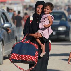 Palestinos desplazados abandonan el oeste de Khan Yunis hacia zonas del este de la ciudad tras informes de que las fuerzas israelíes se retiraban de la zona en el sur de la Franja de Gaza. Foto de Bashar TALEB / AFP | Foto:AFP