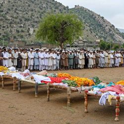 La gente ofrece oraciones durante la ceremonia fúnebre de las víctimas que murieron en las inundaciones repentinas en Darra Adam Khel, en la provincia de Khyber Pakhtunkhwa, Pakistán. Foto de Abdul MAJEED / AFP | Foto:AFP