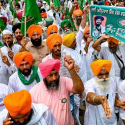 Activistas de la Unión Bhartiya Kisan Mazdoor sostienen un cartel del separatista sij encarcelado y miembro electo del Parlamento de la India (MP) Amritpal Singh. Foto de Narinder NANU / AFP | Foto:AFP