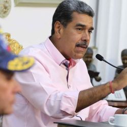 Nicolás Maduro dirigiéndose a la nación en Caracas, dijo que estaba retirando a su personal diplomático de siete países latinoamericanos que cuestionaron la victoria electoral. Foto de ZURIMAR CAMPOS / AFP | Foto:AFP