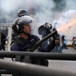 Un policía lanza gases lacrimógenos durante una protesta contra el gobierno del presidente Nicolás Maduro en Caracas. Foto de Yuri CORTEZ / AFP | Foto:AFP