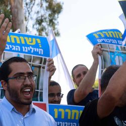 Israelíes de derechas protestan contra la detención para interrogatorio de reservistas militares sospechosos de abusar de un detenido palestino. Foto de Menahem Kahana / AFP | Foto:AFP