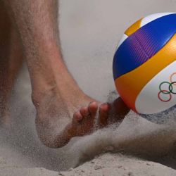  Andrew Benesh, patea el balón en el partido de voleibol de playa masculino del grupo D entre Estados Unidos y Marruecos durante los Juegos Olímpicos de París. Foto de Kirill KUDRYAVTSEV / AFP | Foto:AFP