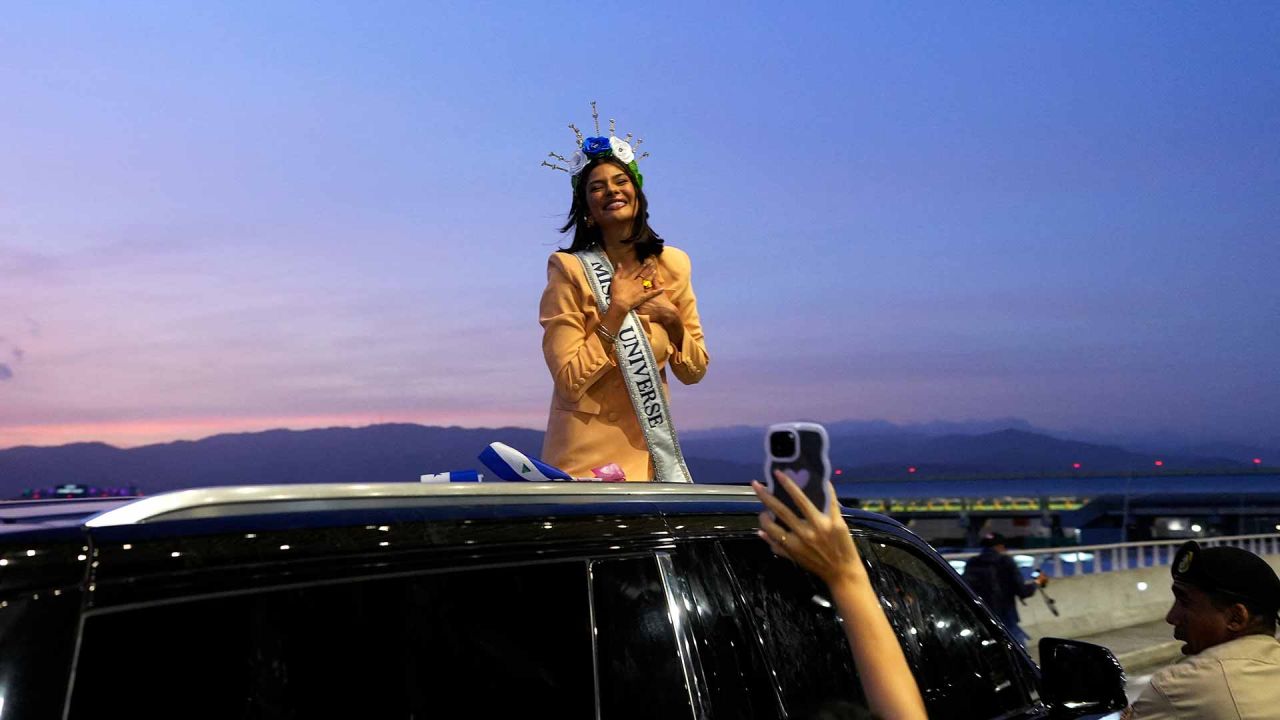 La nicaragüense Sheynnis Palacios, Miss Universo 2023, sonríe a sus seguidores tras llegar al Aeropuerto Internacional de Tocumen Panamá. Invitada de honor en el certamen Miss Panamá 2024. Foto ARNULFO FRANCO / AFP | Foto:AFP