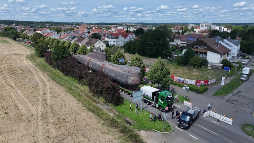 Submarino navega por la ciudad