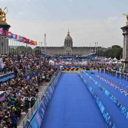 Los atletas compiten en la etapa de ciclismo durante el triatlón individual masculino en los Juegos Olímpicos de París. Foto de Andrej ISAKOVIC / AFP | Foto:AFP