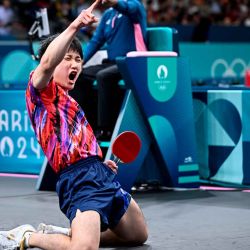 El japonés Tomokazu Harimoto celebra después de ganar contra el iraní Noshad Alamiyan durante los Juegos Olímpicos de París. Foto de WANG Zhao / AFP  | Foto:AFP