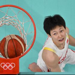 Yang Liwei, mirando el balón en el partido de baloncesto de la ronda preliminar femenina entre China y Serbia durante los Juegos Olímpicos de París. Foto de Sameer Al-DOUMY / AFP | Foto:AFP