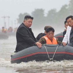 El líder de Corea del Norte, Kim Jong Un. En un bote inflable a través de las aguas inundadas mientras inspecciona el área en busca de daños, en la provincia de Pyongan del Norte. Foto de KCNA VIA KNS / AFP  | Foto:AFP
