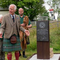El rey Carlos III de Gran Bretaña reacciona al descubrir la placa de Patrimonio Mundial de Flow Country, en Forsinard, al norte de Escocia. Patrimonio Mundial de la UNESCO. Foto de Jane Barlow / POOL / AFP  | Foto:AFP