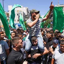 Los palestinos gritan consignas durante una protesta en las calles de la ciudad de Ramallah, en Cisjordania, ocupada por Israel. Foto de JAAFAR ASHTIYEH / AFP | Foto:AFP