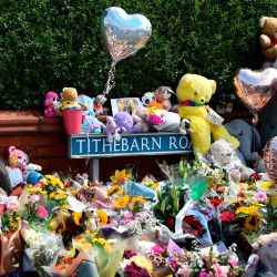 Se dejan ofrendas florales para las víctimas de un ataque mortal con cuchillo en Southport, noroeste de Inglaterra. Foto de PETER POWELL / AFP | Foto:AFP