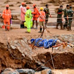 El personal de rescate levanta el cuerpo de una persona fallecida durante una operación de búsqueda y rescate tras los deslizamientos de tierra en Wayanad. Foto de Idrees MOHAMMED / AFP | Foto:AFP