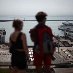 Un sendero costero con vistas al puerto de Dover, en la costa sureste de Inglaterra, obras de construcción para facilitar el nuevo Sistema de Entrada y Salida de la Unión Europea. Foto de HENRY NICHOLLS / AFP | Foto:AFP