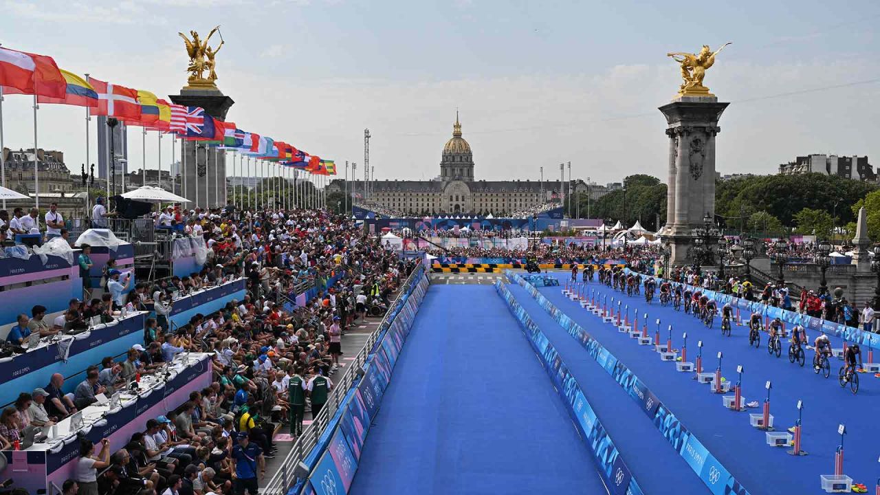 Los atletas compiten en la etapa de ciclismo durante el triatlón individual masculino en los Juegos Olímpicos de París. Foto de Andrej ISAKOVIC / AFP | Foto:AFP