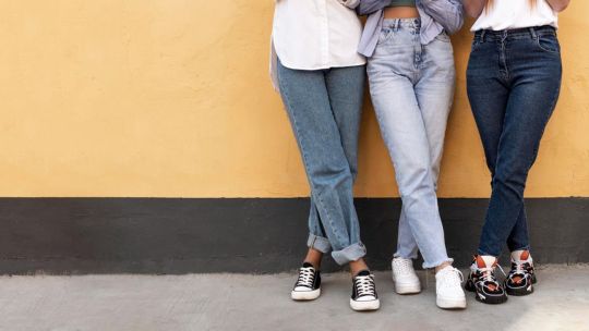 Guía de estilo: los mejores consejos para combinar zapatillas de diseño con ropa casual