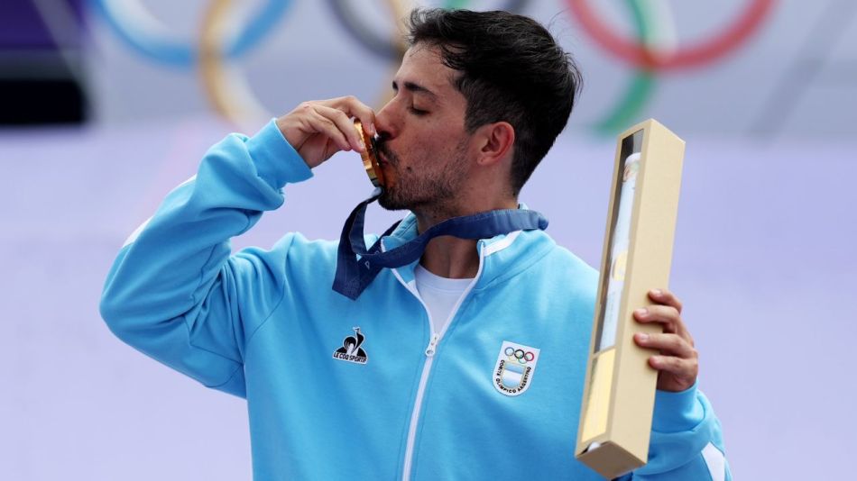 José El Maligno Torres con la medalla de Oro en París 2024