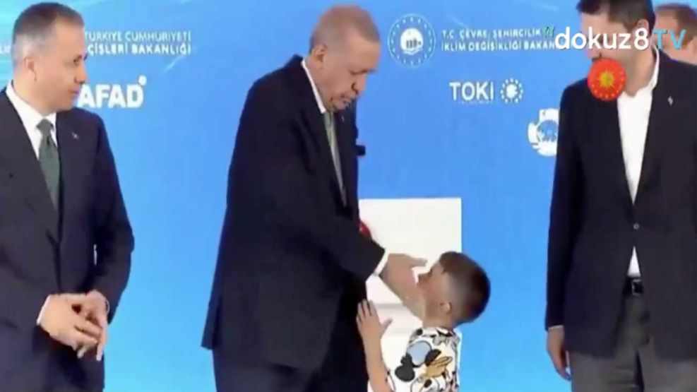 Erdogan cacheteando un nene  