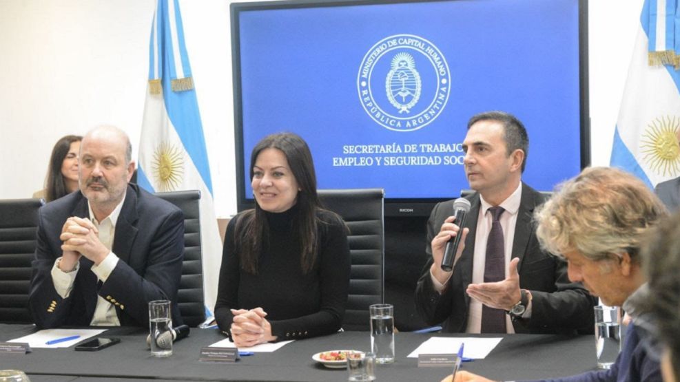 La ministra de Capital Humano, Sandra Pettovello; el ministro de Desregulación y Transformación del Estado, Federico Sturzenegger; y el secretario de Trabajo, Julio Cordero