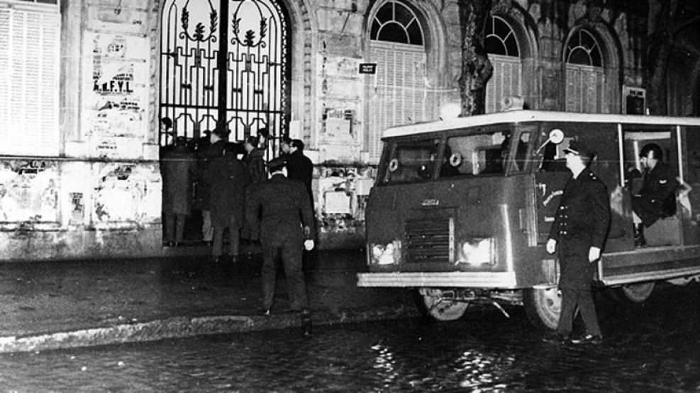 La Noche de los Bastones Largos: cuando Onganía decidió acabar con la universidad a garrotazos y causó una fuga de cerebros atroz
