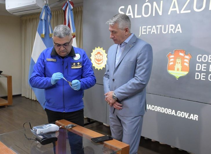 NARCOTEST. El jefe de la Policía de Córdoba, Leonardo Gutiérrez, se realiza de manera voluntaria la prueba.