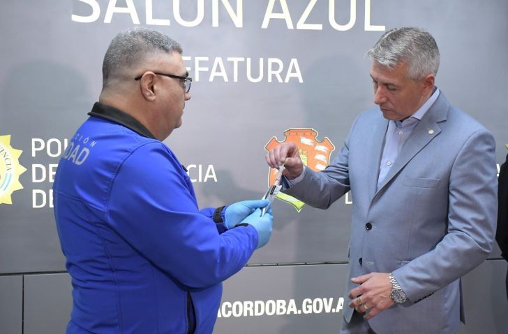 NARCOTEST. El jefe de la Policía de Córdoba, Leonardo Gutiérrez, se realiza de manera voluntaria la prueba.