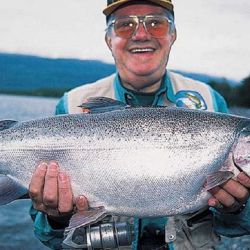 El pescador tiene su símbolo, esa imagen que lleva el nombre de Perecito, del pescador flaquito que va con su caña y su caja de pesca caminando ágilmente en busca del mejor lugar sin dejar su gorra y la pipa, una creación del marplatense Leocadio Pérez.