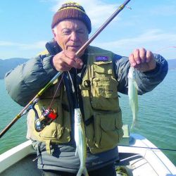 El pescador tiene su símbolo, esa imagen que lleva el nombre de Perecito, del pescador flaquito que va con su caña y su caja de pesca caminando ágilmente en busca del mejor lugar sin dejar su gorra y la pipa, una creación del marplatense Leocadio Pérez.