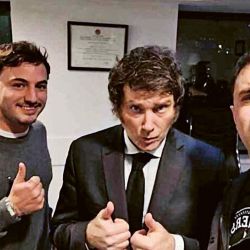 El tuitero "Gordo Dan" junto a Javier Milei y Agustín Romo. | Foto:Cedoc.
