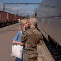El militar ucraniano Mykhailo abraza a su novia Viktoria, que llegó en tren desde Kiev para visitarlo, en una estación de ferrocarril de Kramatorsk, en la región oriental de Donetsk. Foto de Roman PILIPEY / AFP | Foto:AFP