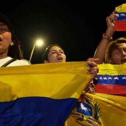 Manifestantes participan en una protesta contra la cuestionada victoria del presidente venezolano Nicolás Maduro en las elecciones presidenciales. Foto de JOAQUIN SARMIENTO / AFP | Foto:AFP