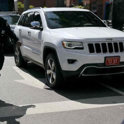 Oficiales de la Policía Nacional Bolivariana escoltan automóviles que transportan a miembros del cuerpo diplomático de Argentina en Venezuela a su salida de la embajada de Argentina. Foto de YURI CORTEZ / AFP | Foto:AFP