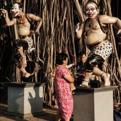 Se ve a personas alrededor de estatuas de sirvientes payasos, personajes del teatro de marionetas tradicional javanés, frente al ayuntamiento de Surakarta, Java Central. Foto de YASUYOSHI CHIBA / AFP | Foto:AFP