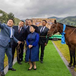 El primer ministro de Mongolia, Luvsannamsrain Oyun-Erdene, toma una selfie después de regalarle un caballo a Blinken cerca de Ulaanbaatar. Foto de BYAMBASUREN BYAMBA-OCHIR / AFP | Foto:AFP