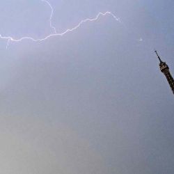 Un rayo cae cerca de la Torre Eiffel antes de la carrera de 20 km masculina de atletismo en los Juegos Olímpicos de París. Foto de Loic VENANCE / AFP | Foto:AFP