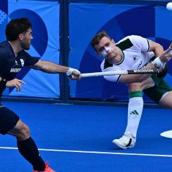El defensa irlandés Lee Cole golpea la pelota en el partido de hockey sobre césped masculino entre Argentina e Irlanda durante los Juegos Olímpicos de París. Foto de Miguel MEDINA / AFP | Foto:AFP
