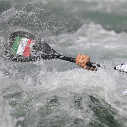 Giovanni De Gennaro de Italia compite en la semifinal de kayak masculino en el Estadio Náutico de Vaires-sur-Marne durante los Juegos Olímpicos de París. Foto de Olivier MORIN / AFP | Foto:AFP