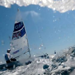 El británico Michael Beckett compite en la primera regata de la categoría masculina de vela durante los Juegos Olímpicos de París. Foto de Christophe SIMON / AFP | Foto:AFP