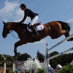 El británico Ben Maher con el caballo Dallas Vegas Batilly compite en la prueba clasificatoria de salto por equipos de equitación durante los Juegos Olímpicos de París. Foto de Pierre-Philippe MARCOU / AFP  | Foto:AFP