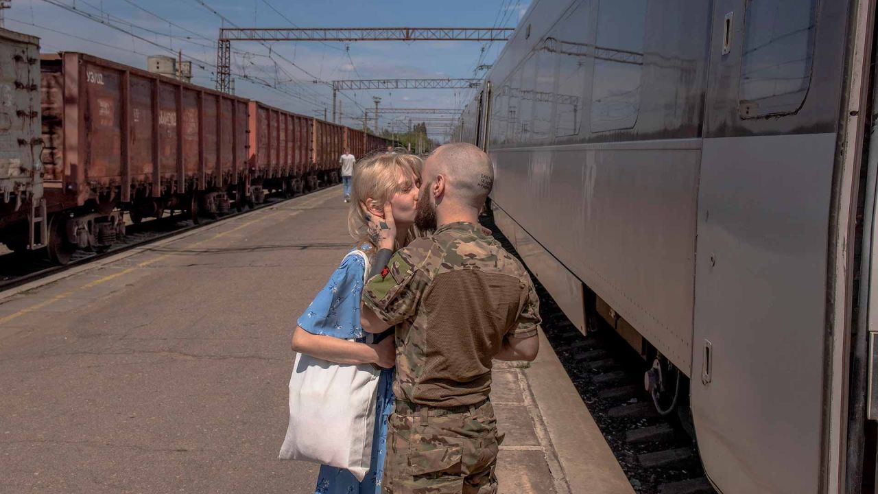 El militar ucraniano Mykhailo abraza a su novia Viktoria, que llegó en tren desde Kiev para visitarlo, en una estación de ferrocarril de Kramatorsk, en la región oriental de Donetsk. Foto de Roman PILIPEY / AFP | Foto:AFP