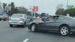 Una Ferrari 456 GT fue registrada realizando estas maniobras sobre la avenida Lugones