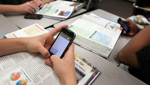 Más colegios le dicen adiós a los celulares en el aula.