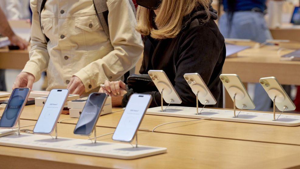 New Apple Products Go On Sale At Fifth Avenue Store