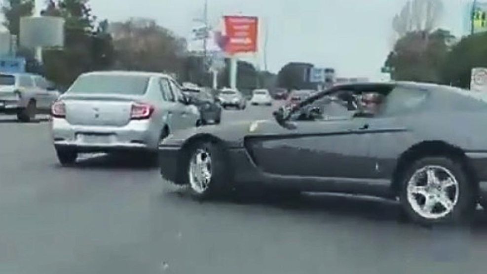 Una Ferrari 456 GT fue registrada realizando estas maniobras sobre la avenida Lugones