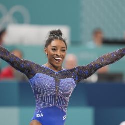 El atuendo de Simon Biles.