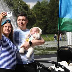 Un veterano de las fuerzas aerotransportadas rusas posa para una selfie con su familia junto durante el Día de los Paracaidistas en el parque Gorky en Moscú. Foto de TATYANA MAKEYEVA / AFP | Foto:AFP