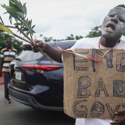 Un manifestante sostiene una pancarta durante la protesta "Acabemos con el mal gobierno" en Abuja. Foto de Kola Sulaimon / AFP | Foto:AFP