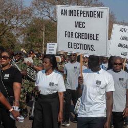 El personal de la Comisión Electoral de Malawi y miembros del público y miembros de la banda militar de las Fuerzas de Defensa de Malawi marchan en Lilongwe. Foto de Amos Gumulira / AFP | Foto:AFP
