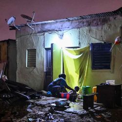 Una madre baña a su bebé en el exterior de una casa en Adjame, Abiyán, siete días después de que varias casas fueran demolidas en una operación policial. Foto de Issouf SANOGO / AFP | Foto:AFP